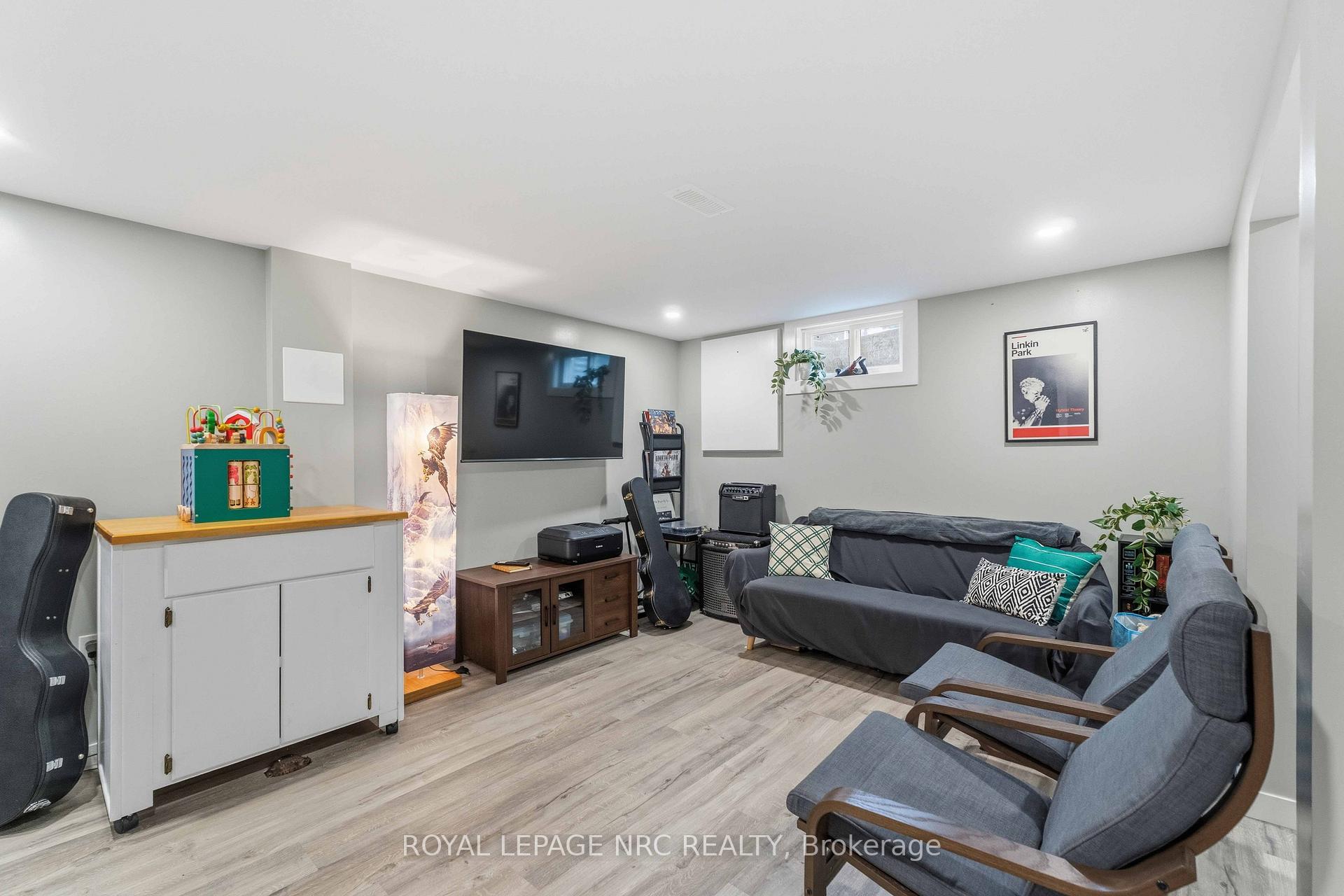 Photo 23 of 27 Canterbury Drive, St. Catharines, Oakdale — HOMEH
