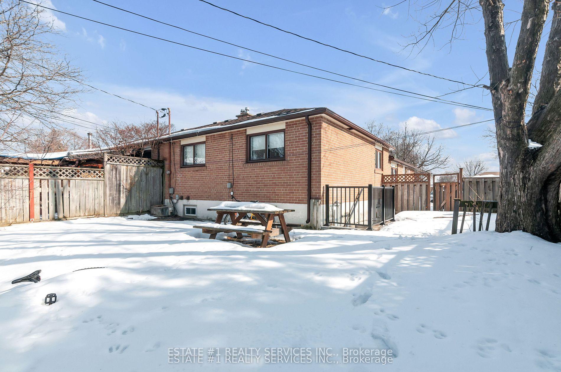 Photo 4 of 116 Addington Crescent, Brampton, Avondale — HOMEH