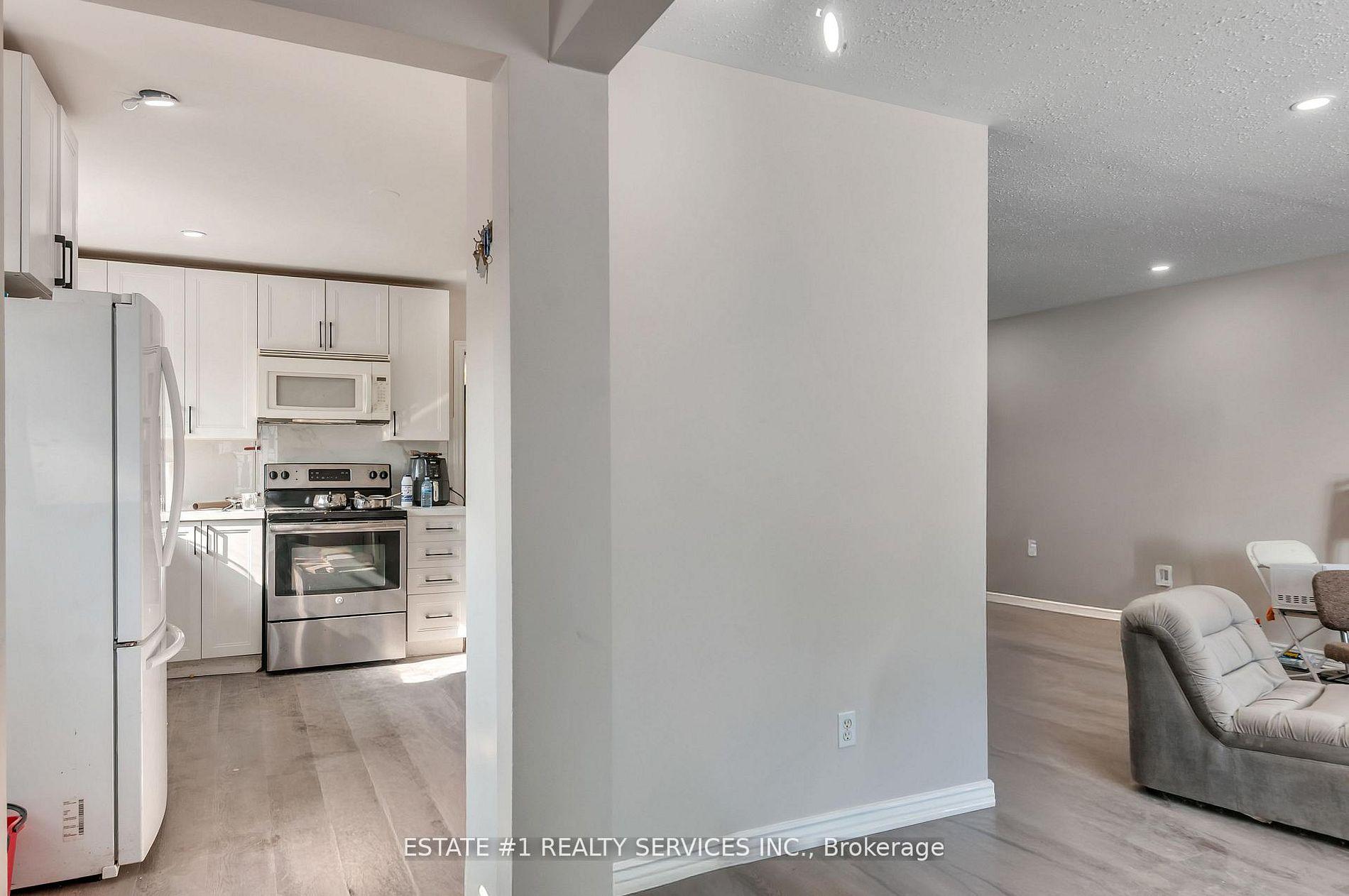 Photo 10 of 116 Addington Crescent, Brampton, Avondale — HOMEH