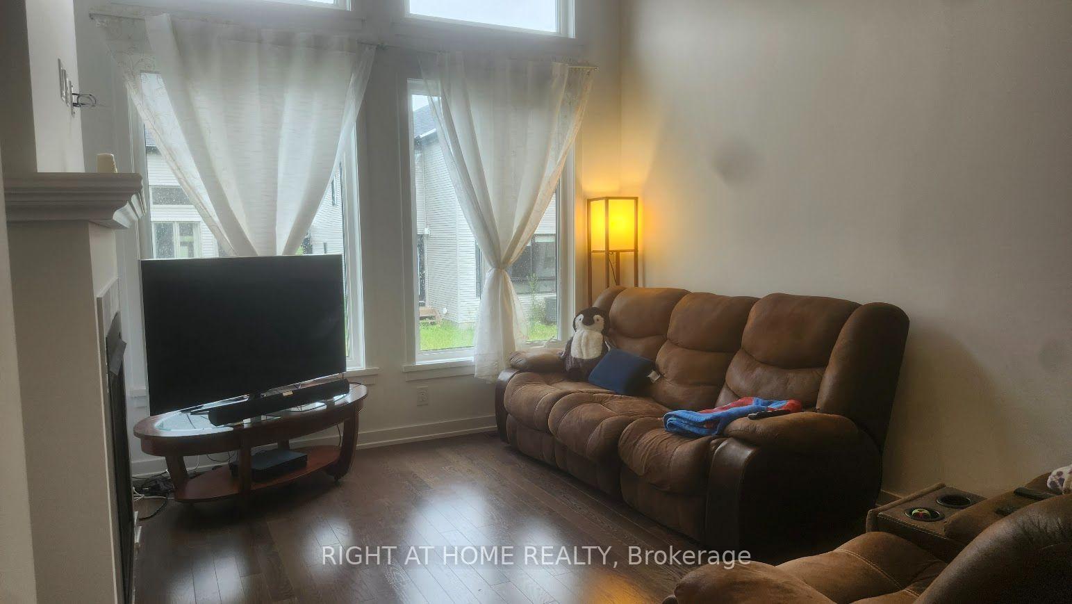 Photo 8 of 212 Trumpeter Grove, Ottawa, Riverside South/Gloucester Glen — HOMEH
