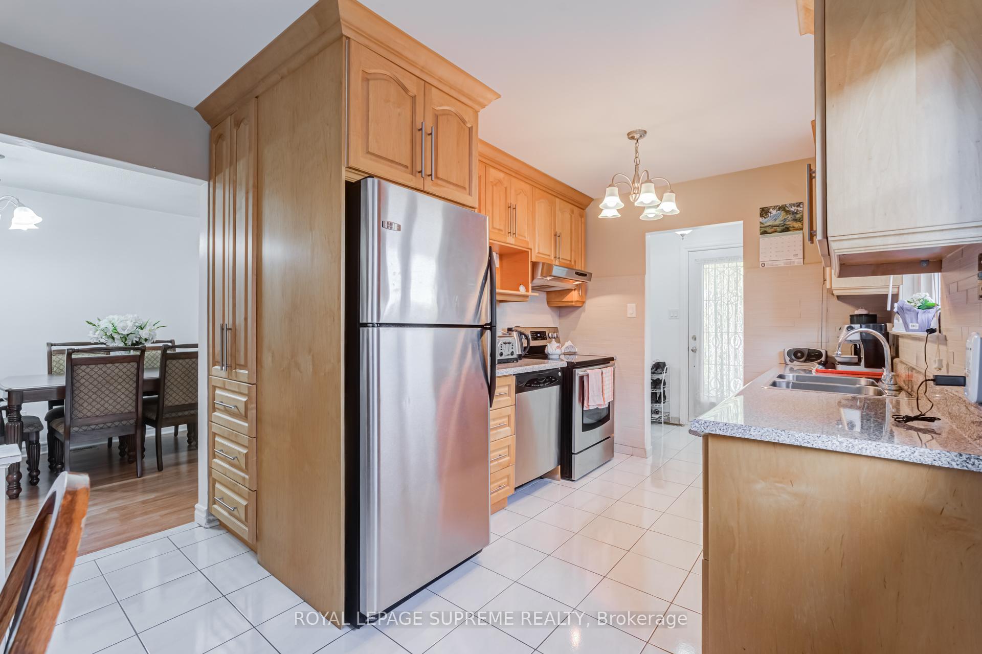 Photo 10 of 7236 Meyer Drive, Mississauga, Malton — HOMEH