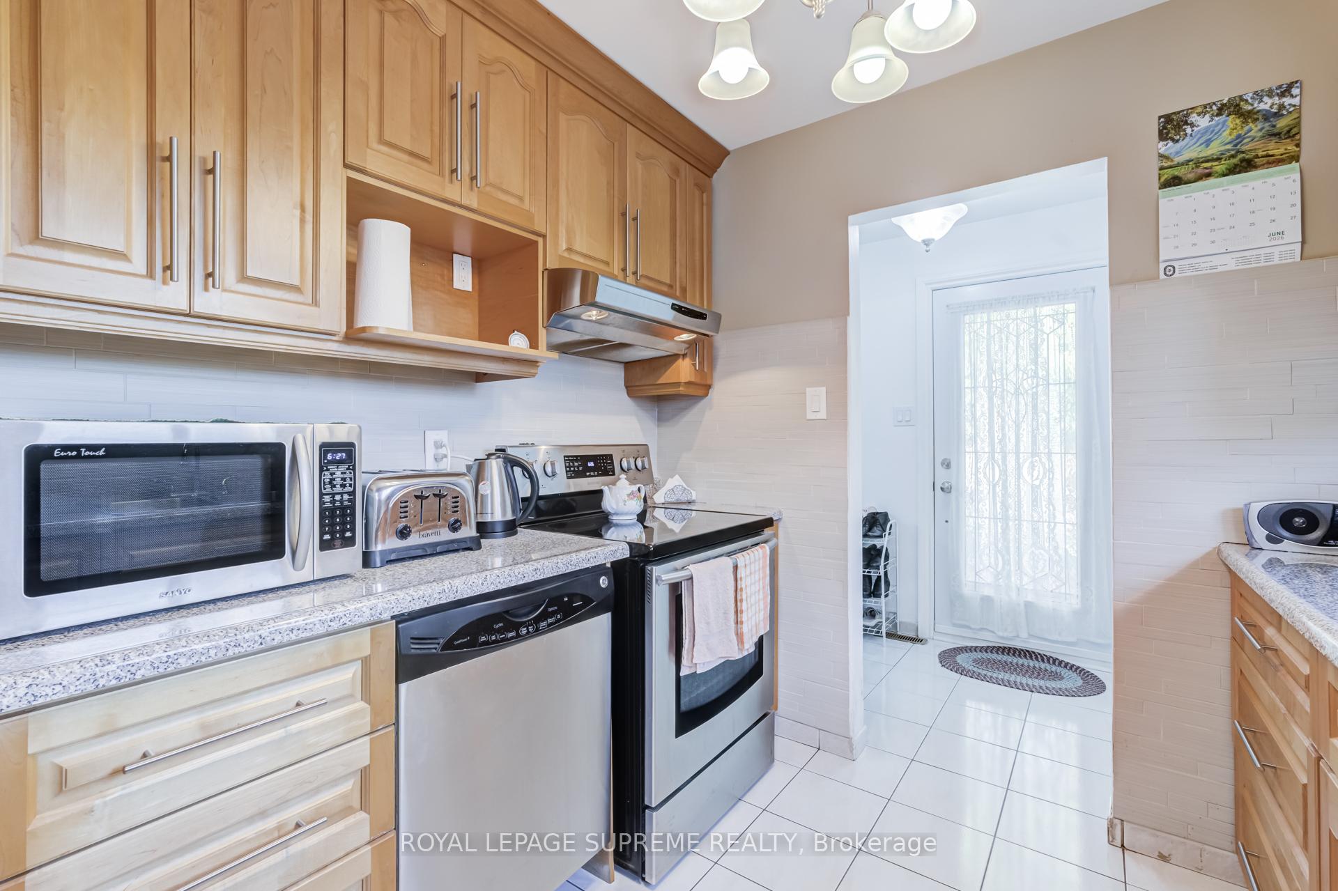 Photo 12 of 7236 Meyer Drive, Mississauga, Malton — HOMEH