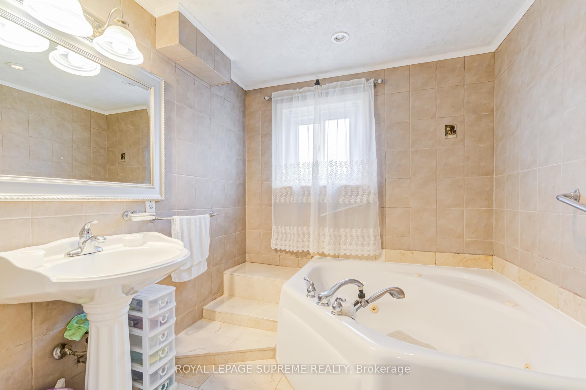 Photo 21 of 7236 Meyer Drive, Mississauga, Malton — HOMEH