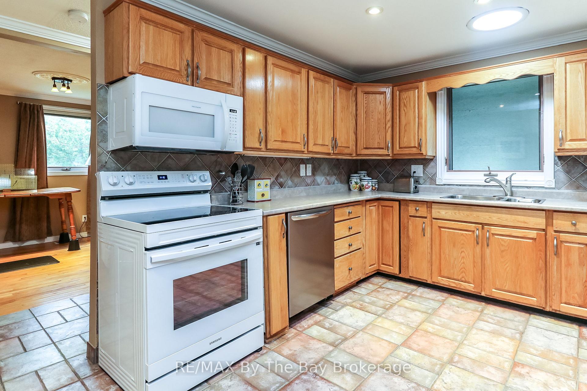 Photo 3 of 116 Stroud Crescent, Wasaga Beach — HOMEH