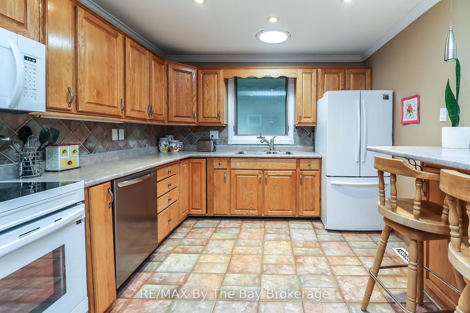 Photo 4 of 116 Stroud Crescent, Wasaga Beach — HOMEH