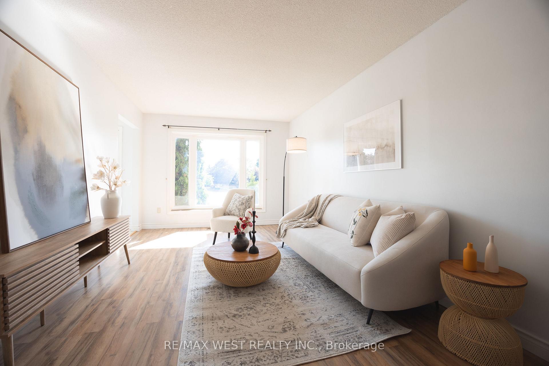 Photo 3 of 14 Souch Court, Clarington, Bowmanville — HOMEH