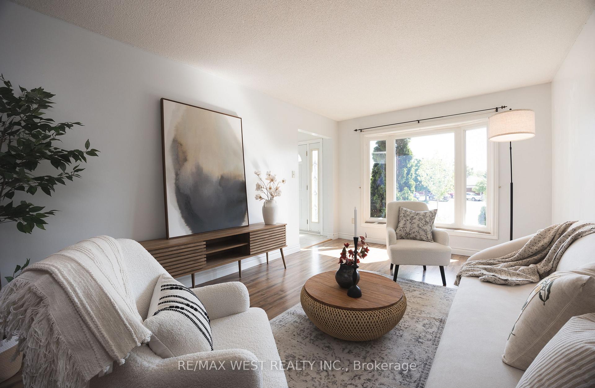 Photo 2 of 14 Souch Court, Clarington, Bowmanville — HOMEH