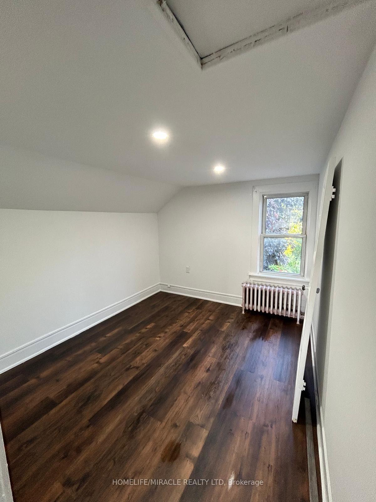 Photo 5 of 37 Clarence Street, Brampton, Downtown Brampton — HOMEH
