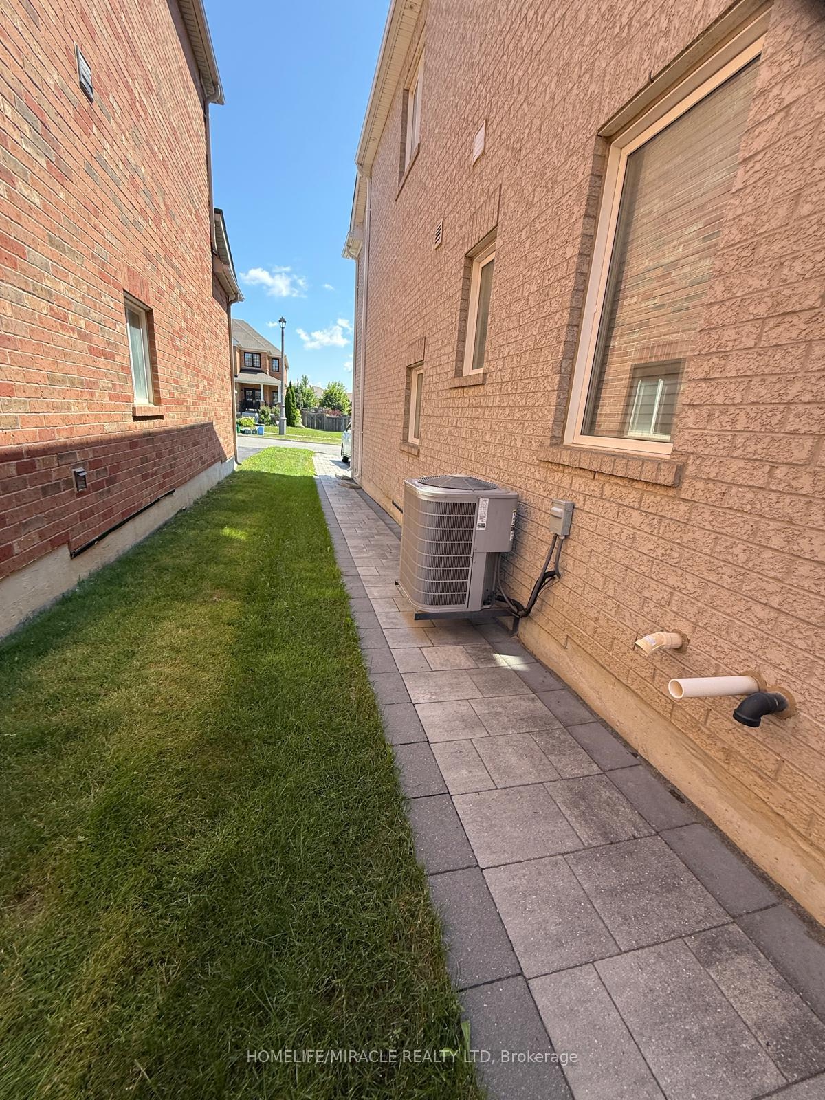 Photo 4 of Unit Basement, 1870 Esterbrook Drive, Oshawa, Taunton — HOMEH