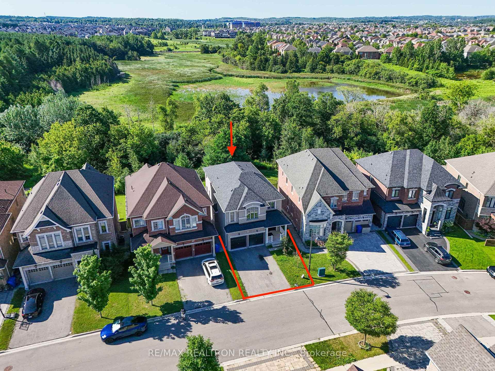 Photo 2 of 126 Crane Street, Aurora, Rural Aurora — HOMEH