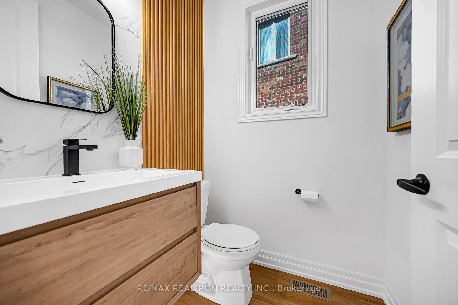 Photo 3 of 126 Crane Street, Aurora, Rural Aurora — HOMEH