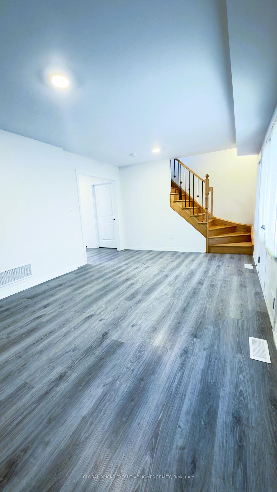 Photo 5 of 42 Ambereen Place E, Clarington, Bowmanville — HOMEH