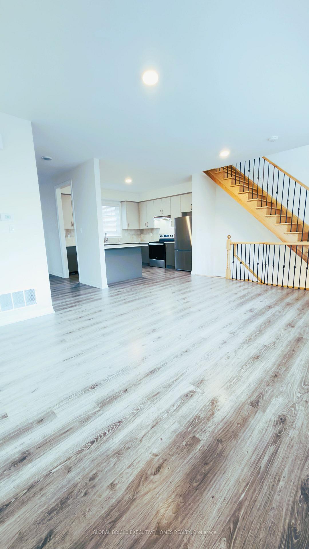 Photo 6 of 42 Ambereen Place E, Clarington, Bowmanville — HOMEH
