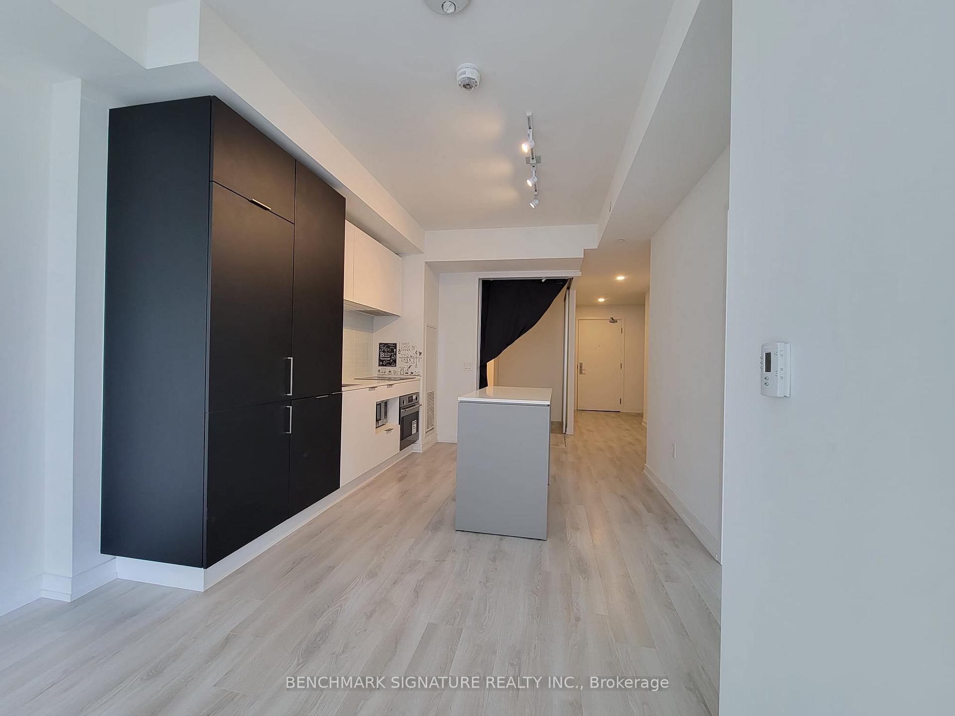 Photo 4 of Unit 603, 33 Helendale Avenue, Toronto, Yonge-Eglinton — HOMEH