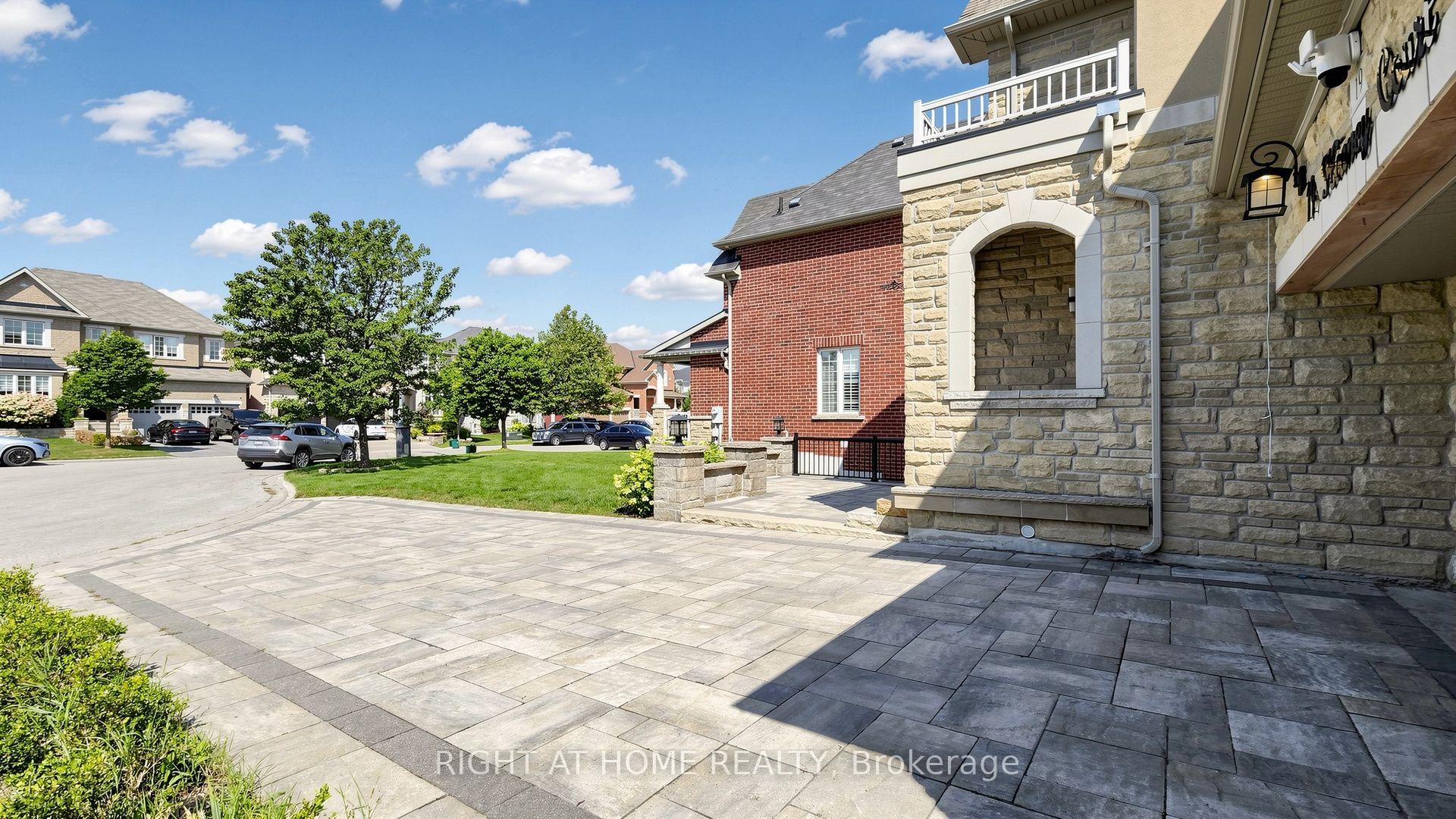 Photo 2 of 19 Heaney Court, Aurora, Bayview Northeast — HOMEH