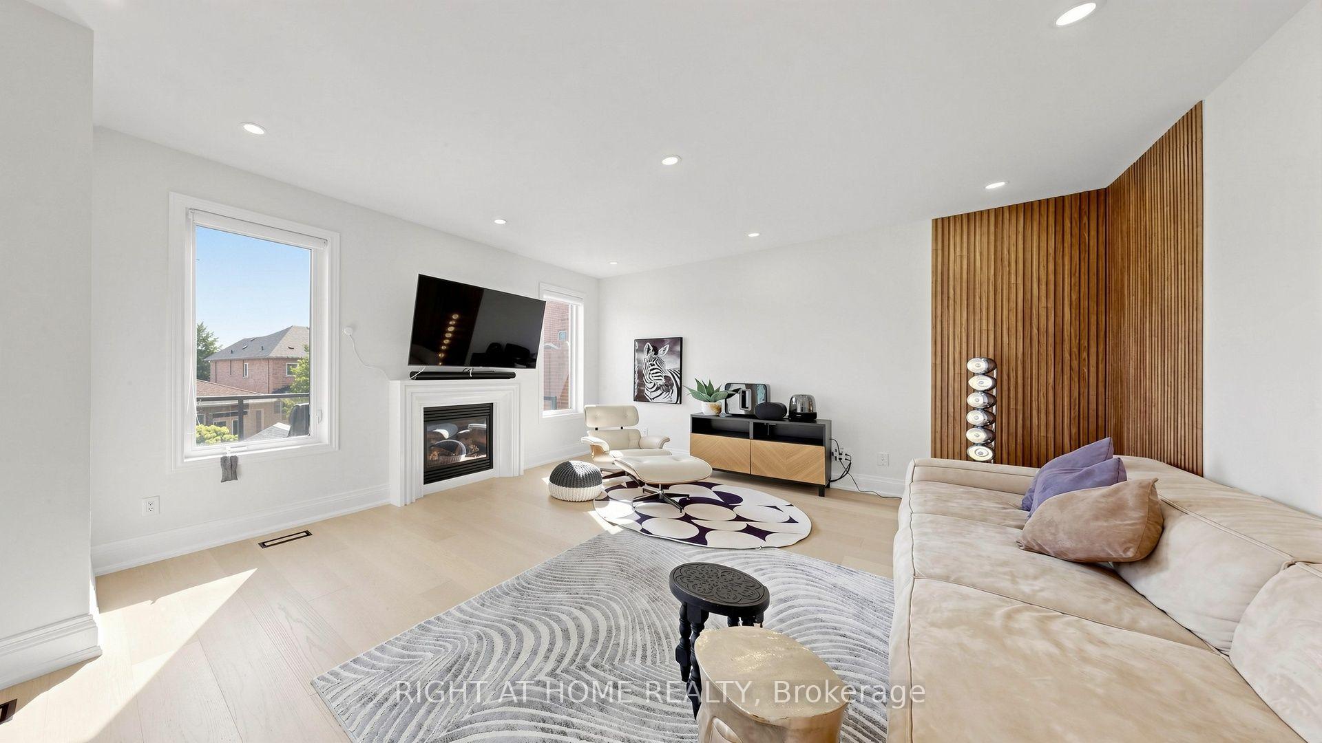 Photo 9 of 19 Heaney Court, Aurora, Bayview Northeast — HOMEH