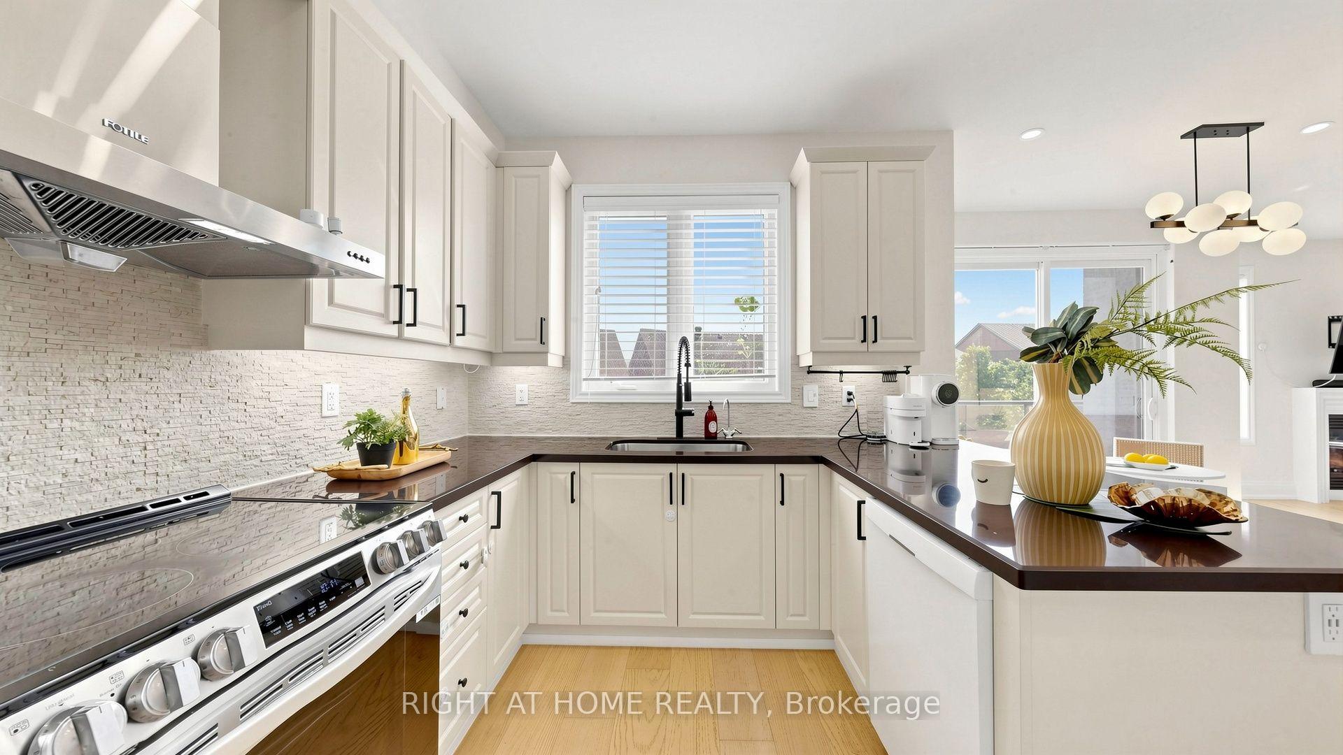 Photo 15 of 19 Heaney Court, Aurora, Bayview Northeast — HOMEH