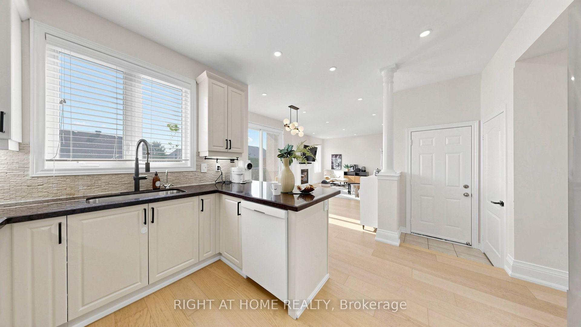 Photo 16 of 19 Heaney Court, Aurora, Bayview Northeast — HOMEH