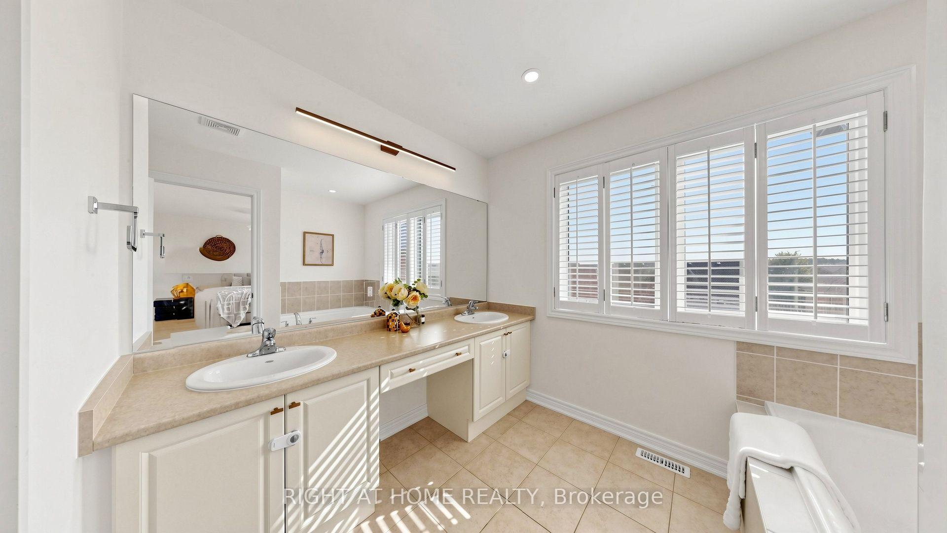 Photo 28 of 19 Heaney Court, Aurora, Bayview Northeast — HOMEH