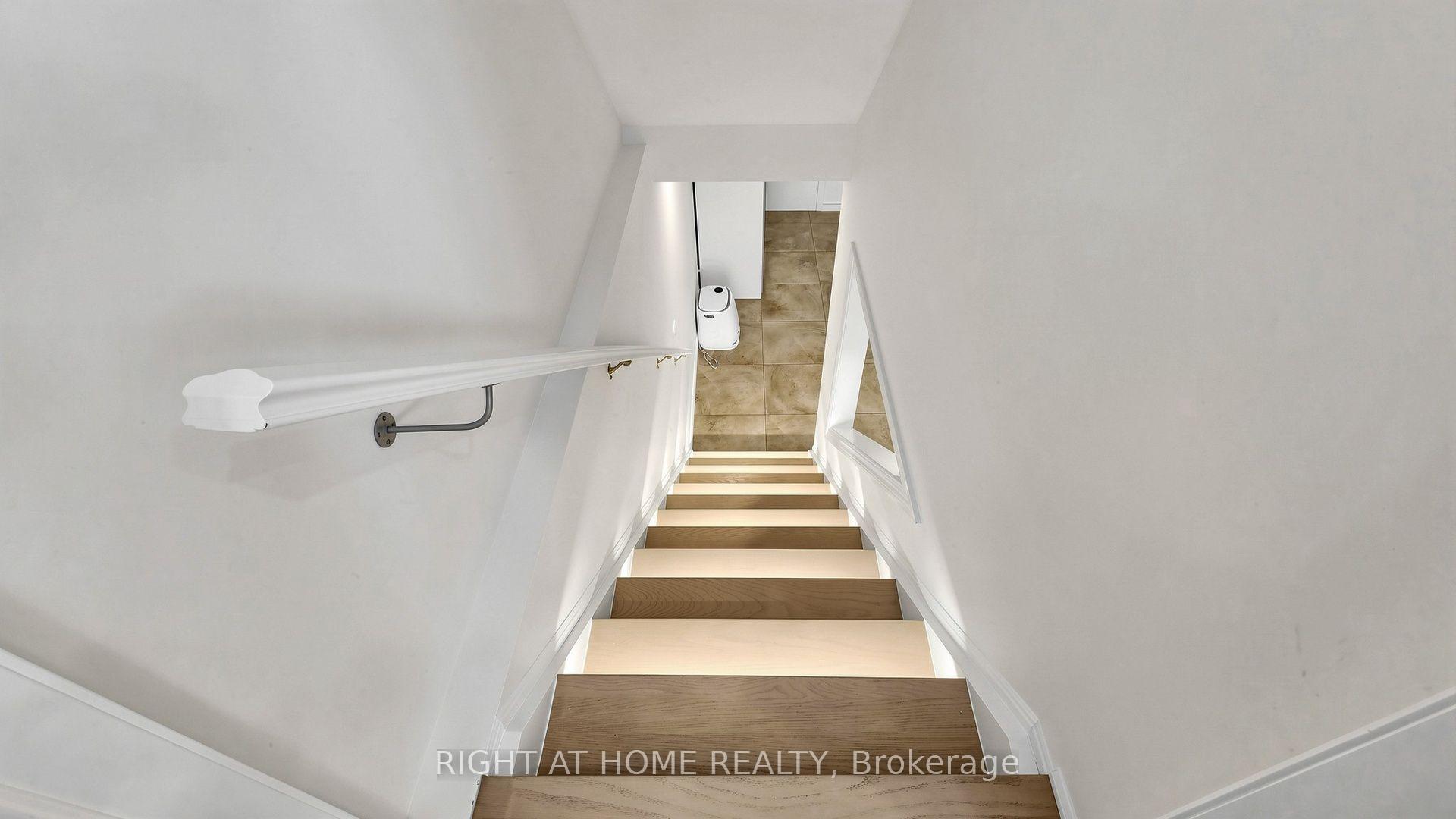 Photo 37 of 19 Heaney Court, Aurora, Bayview Northeast — HOMEH