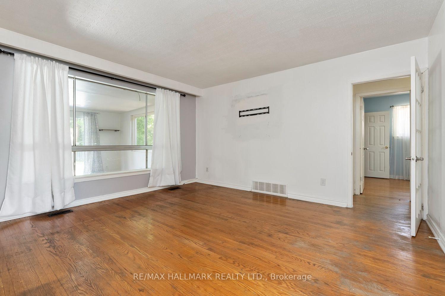 Photo 2 of 26 Flowertown Avenue, Brampton, Northwood Park — HOMEH