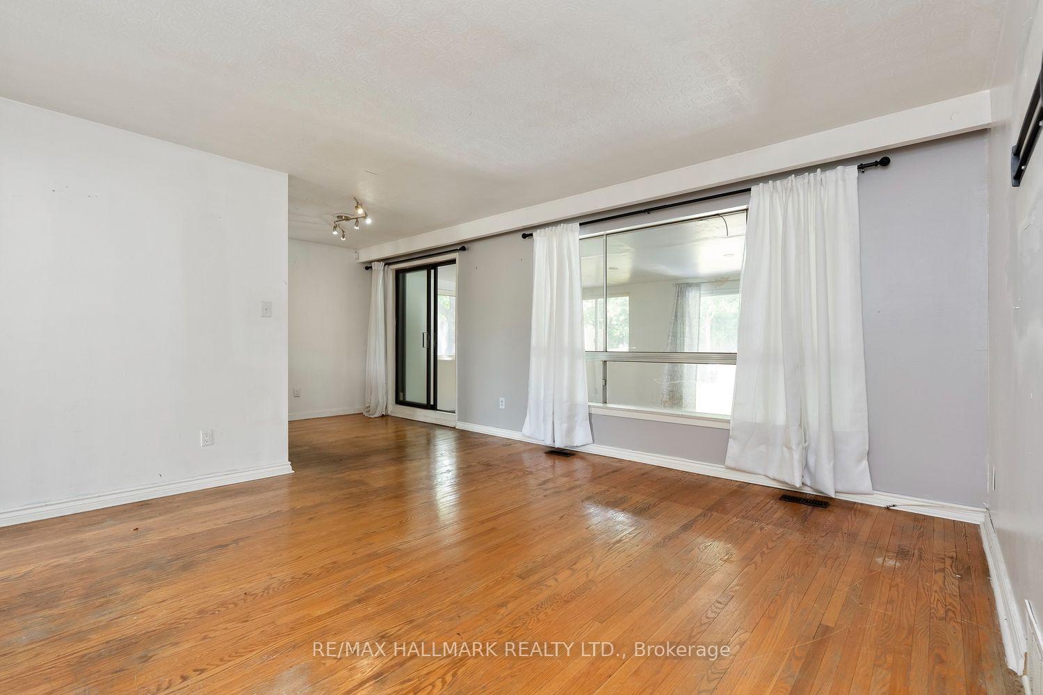 Photo 3 of 26 Flowertown Avenue, Brampton, Northwood Park — HOMEH