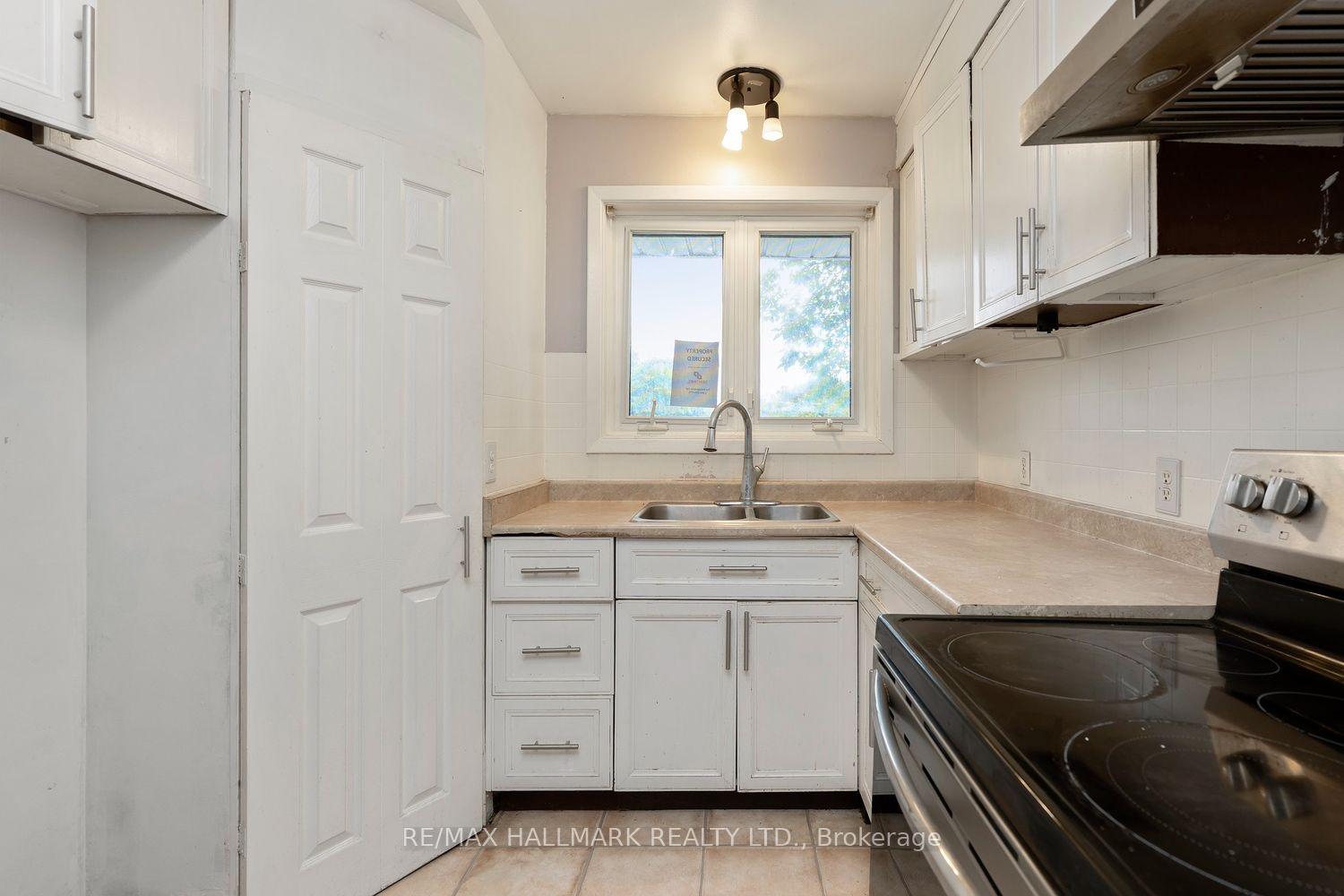 Photo 10 of 26 Flowertown Avenue, Brampton, Northwood Park — HOMEH