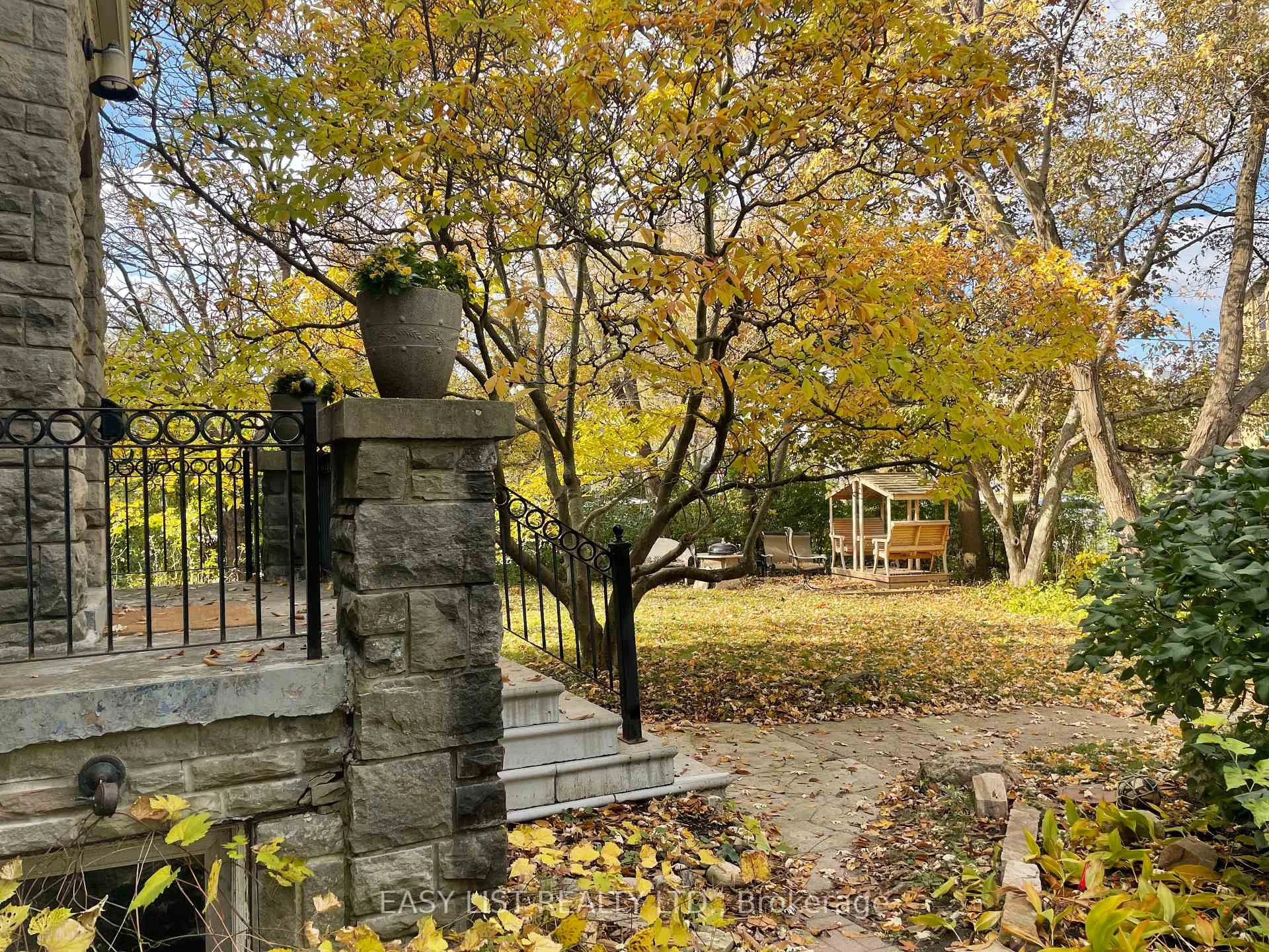 Photo 38 of 205 Ridley Boulevard, Toronto, Bedford Park-Nortown — HOMEH