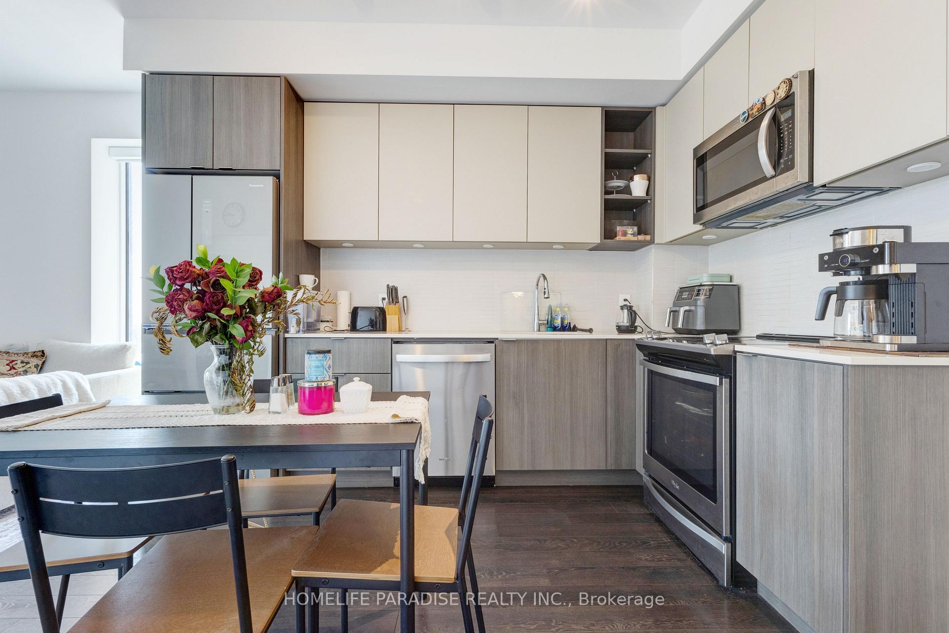 Photo 6 of Unit 319, 100 Eagle Rock Way, Vaughan, Rural Vaughan — HOMEH