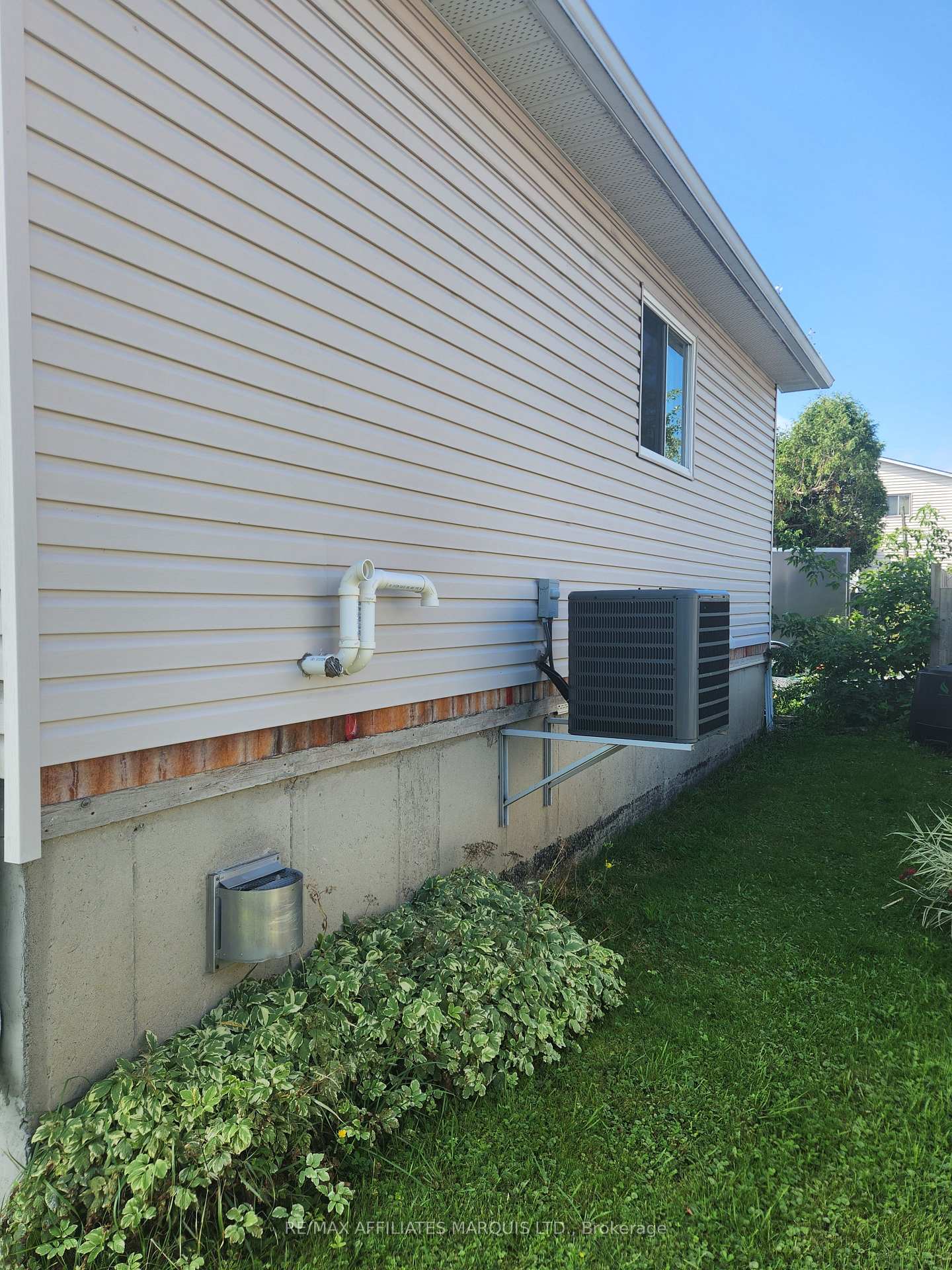 Photo 3 of 1418 Cumberland Street, Cornwall, Cornwall — HOMEH