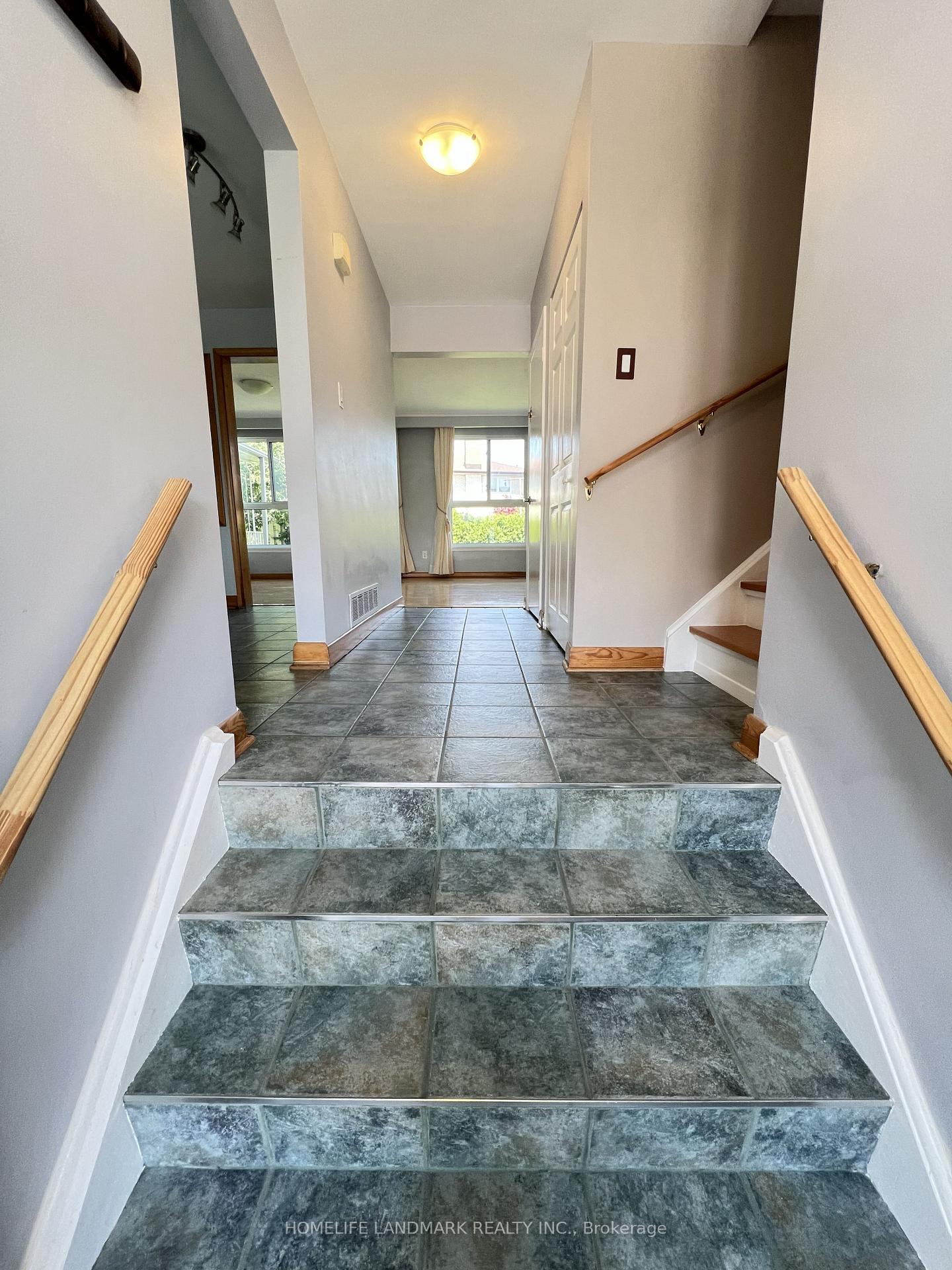 Photo 4 of 27 Tillplain Road, North York, Bathurst Manor — HOMEH