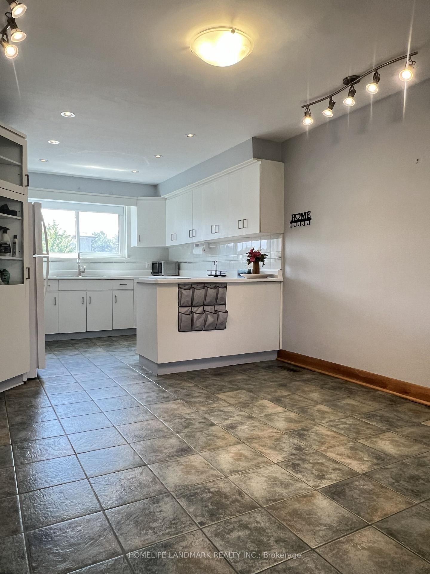 Photo 7 of 27 Tillplain Road, North York, Bathurst Manor — HOMEH