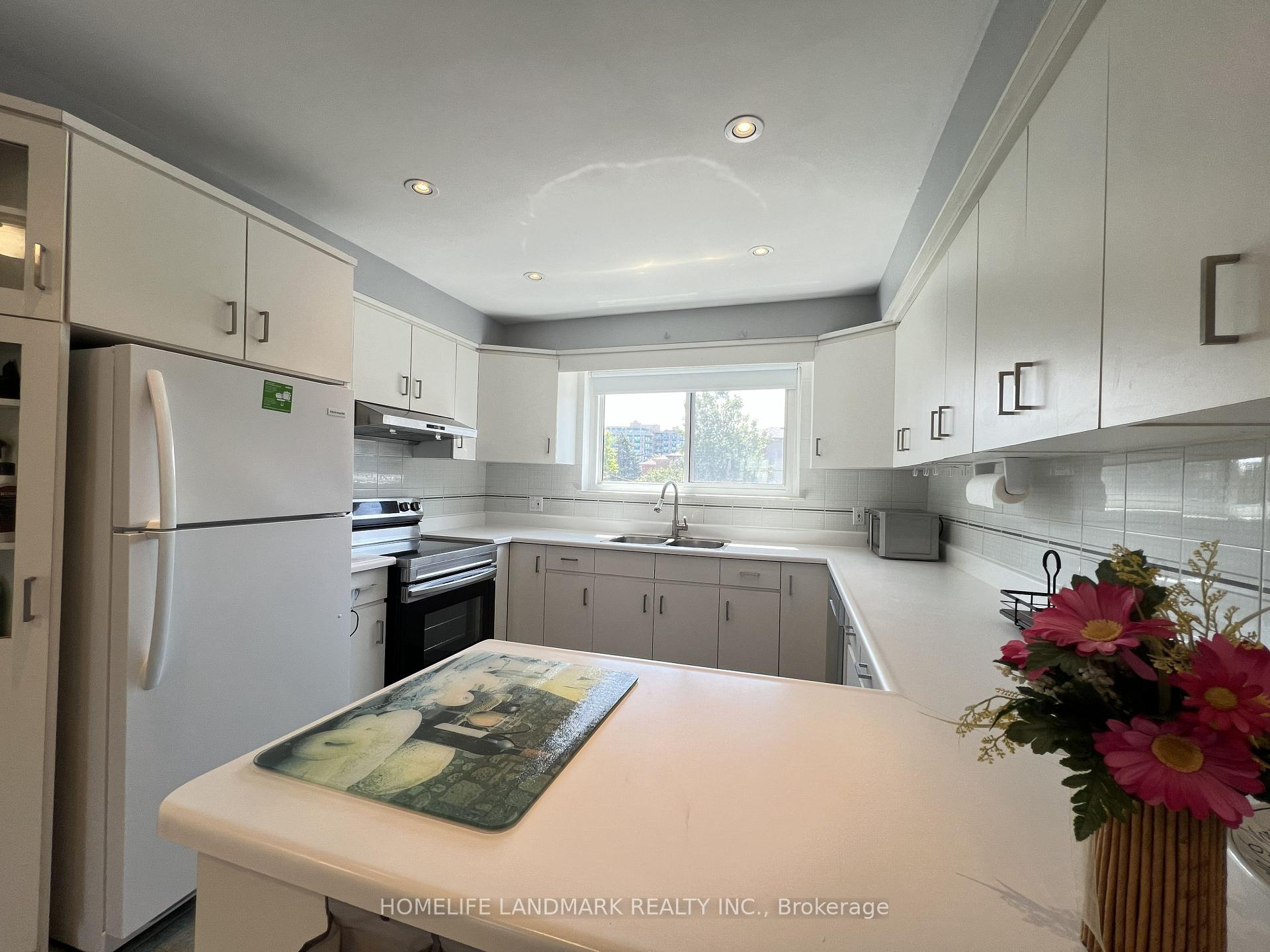 Photo 8 of 27 Tillplain Road, North York, Bathurst Manor — HOMEH