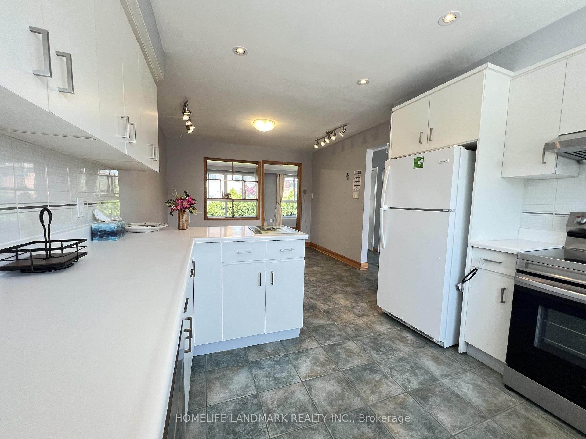 Photo 9 of 27 Tillplain Road, North York, Bathurst Manor — HOMEH