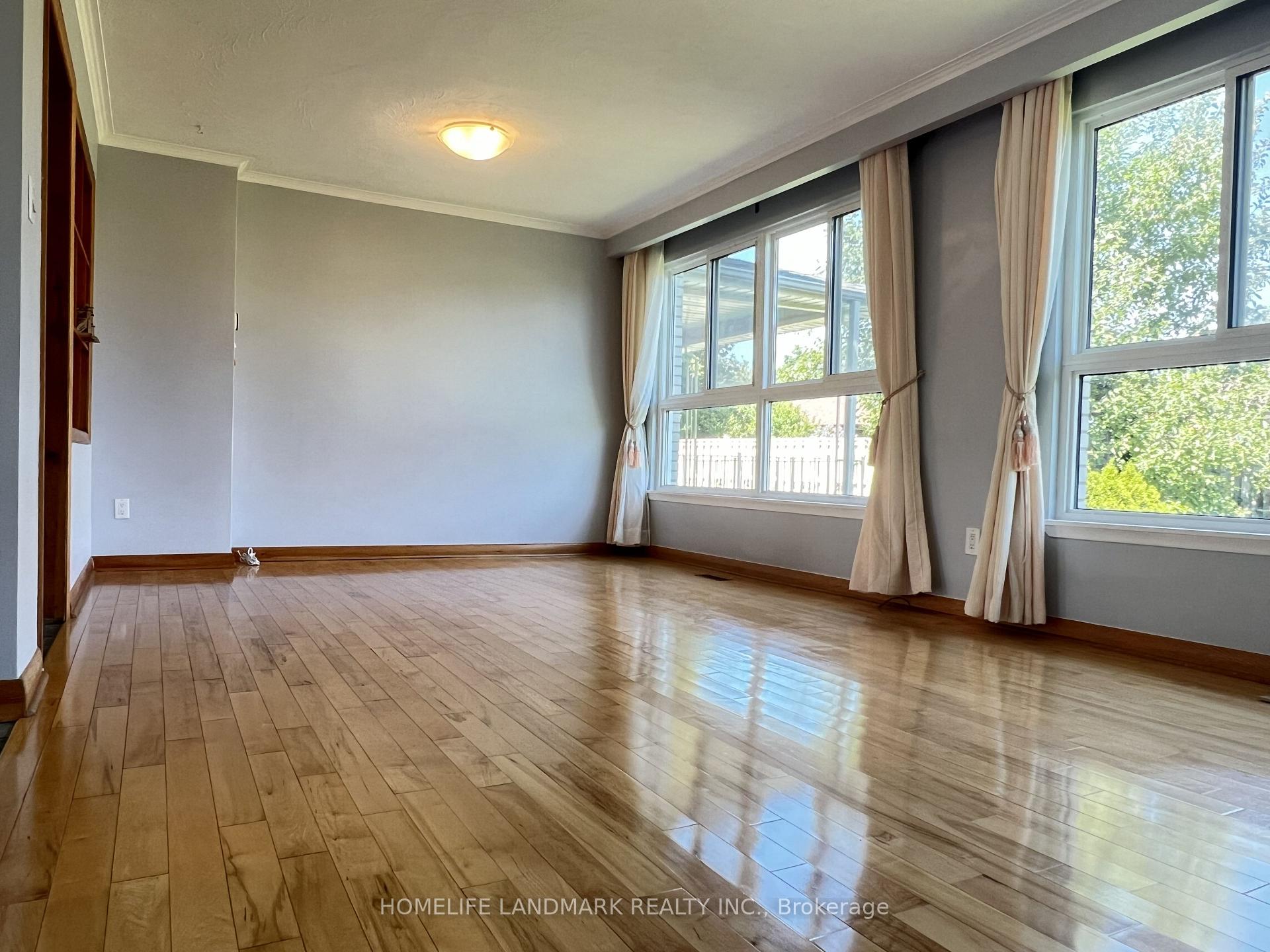 Photo 10 of 27 Tillplain Road, North York, Bathurst Manor — HOMEH