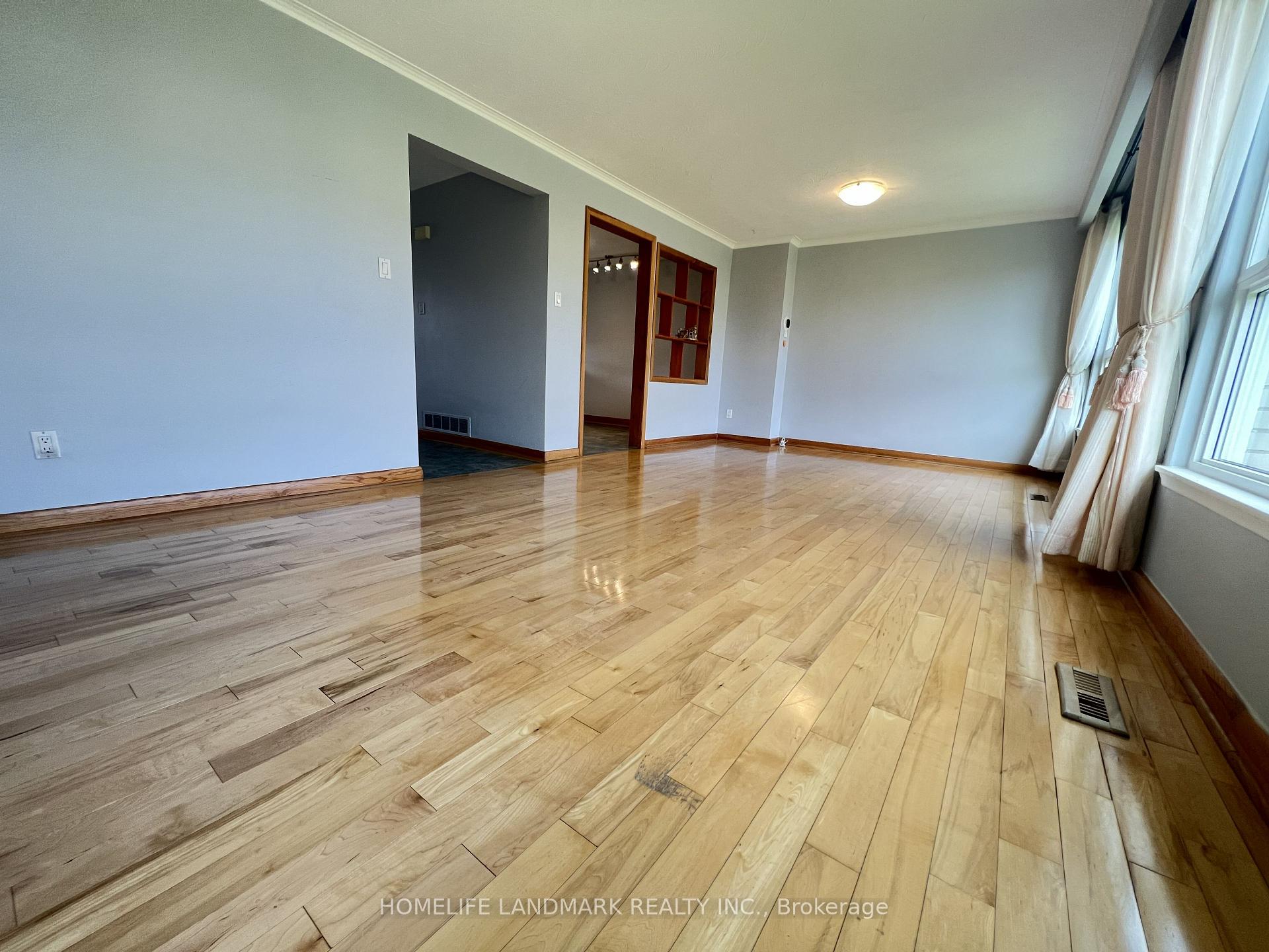 Photo 12 of 27 Tillplain Road, North York, Bathurst Manor — HOMEH