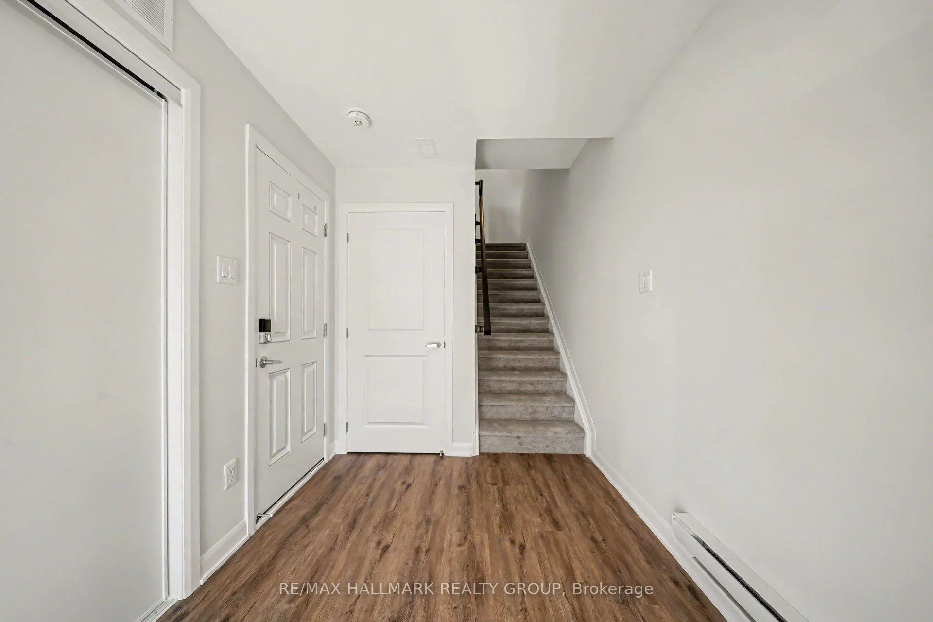 Photo 5 of 703 Tadpole Crescent, Ottawa, Barrhaven - Half Moon Bay — HOMEH
