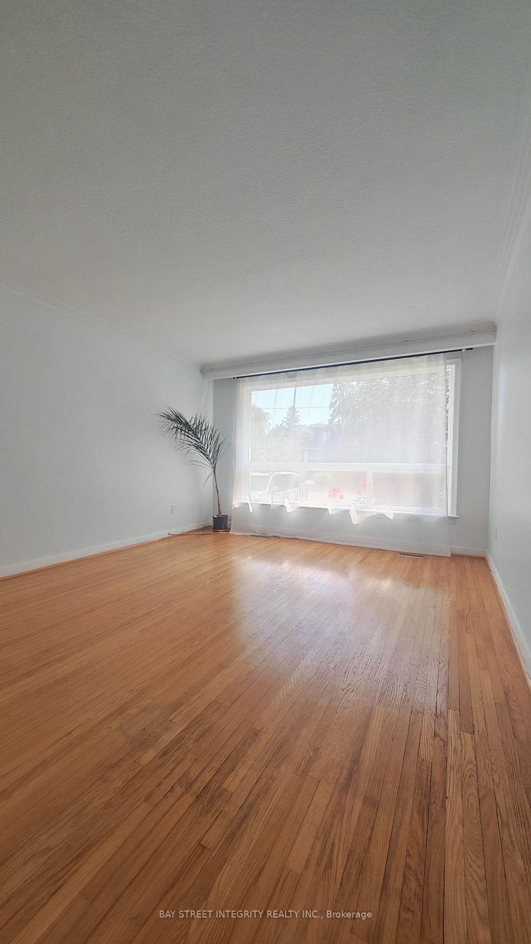 Photo 2 of 505 Sandmere Place, Oakville, West — HOMEH