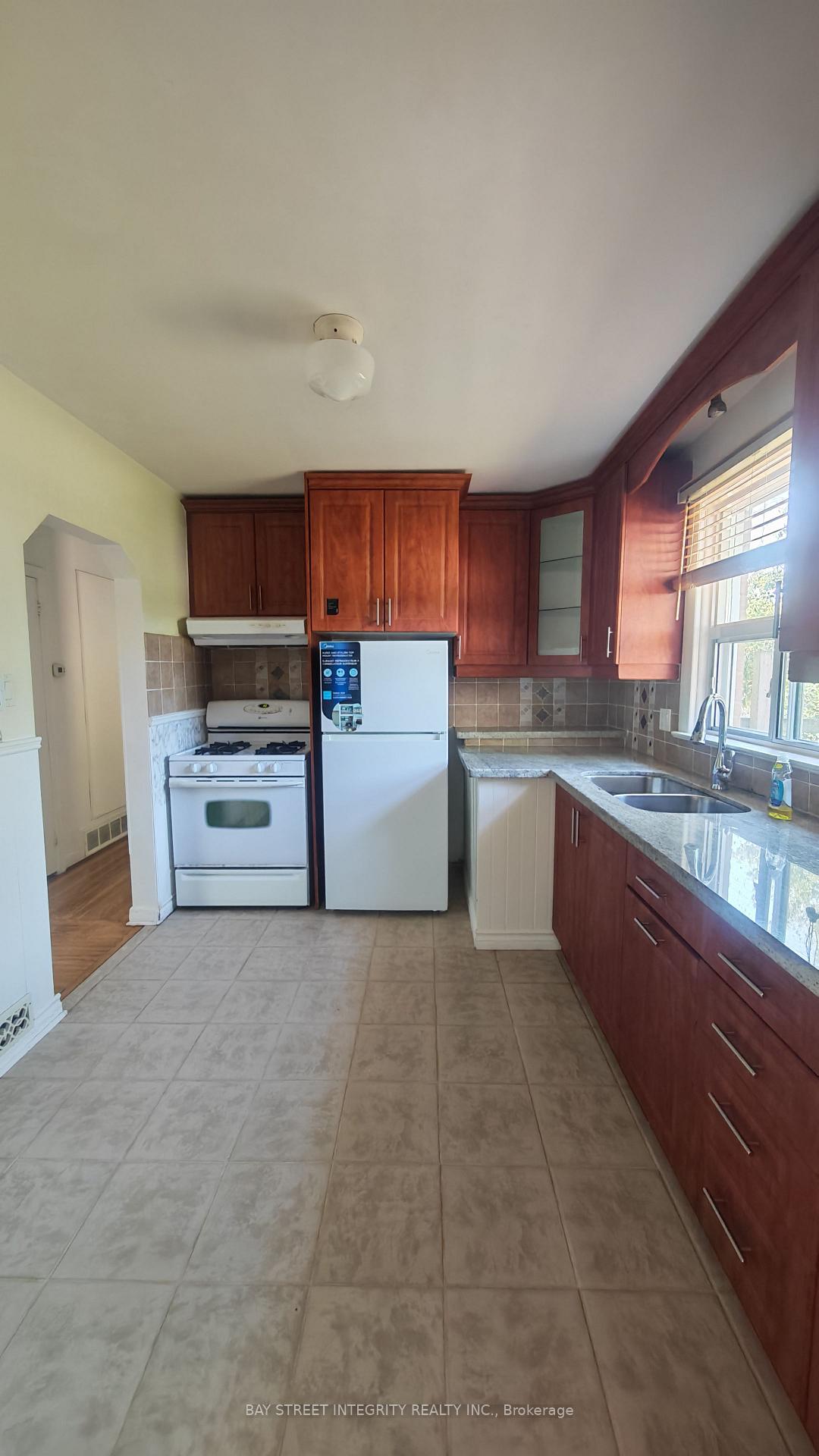 Photo 6 of 505 Sandmere Place, Oakville, West — HOMEH