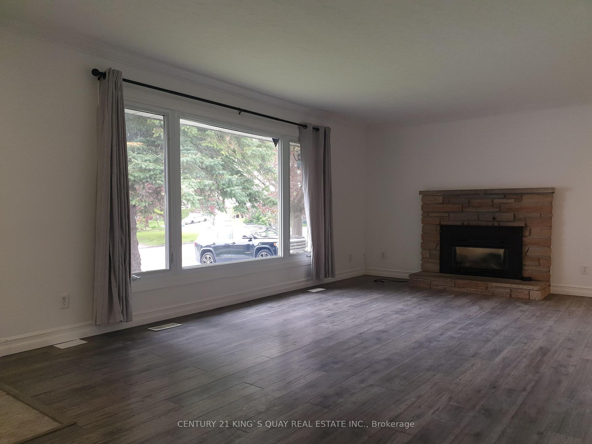 Photo 3 of 18 Manor Crescent, Quinte West, Trenton Ward — HOMEH