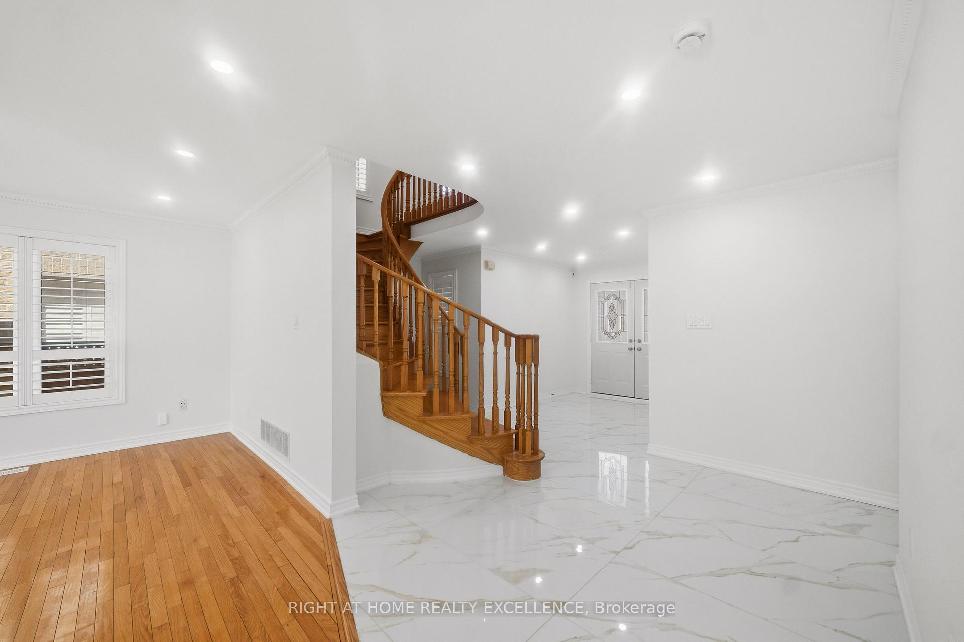 Photo 3 of Unit Main & Upper Level, 16 Whitford Court, Brampton, Sandringham-Wellington — HOMEH