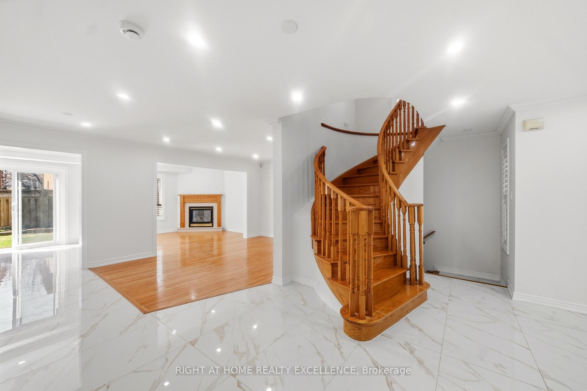 Photo 5 of Unit Main & Upper Level, 16 Whitford Court, Brampton, Sandringham-Wellington — HOMEH