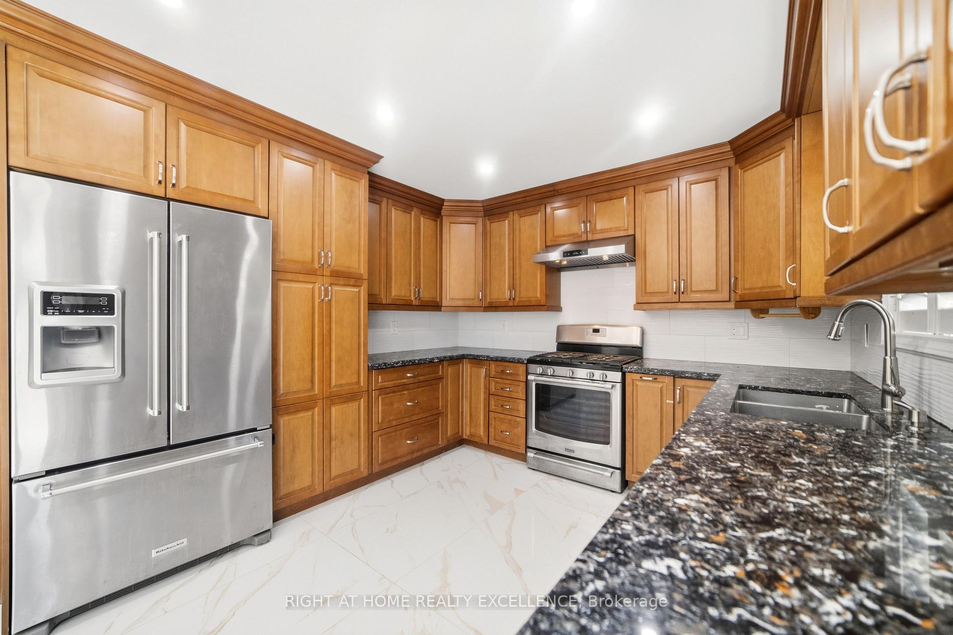 Photo 7 of Unit Main & Upper Level, 16 Whitford Court, Brampton, Sandringham-Wellington — HOMEH