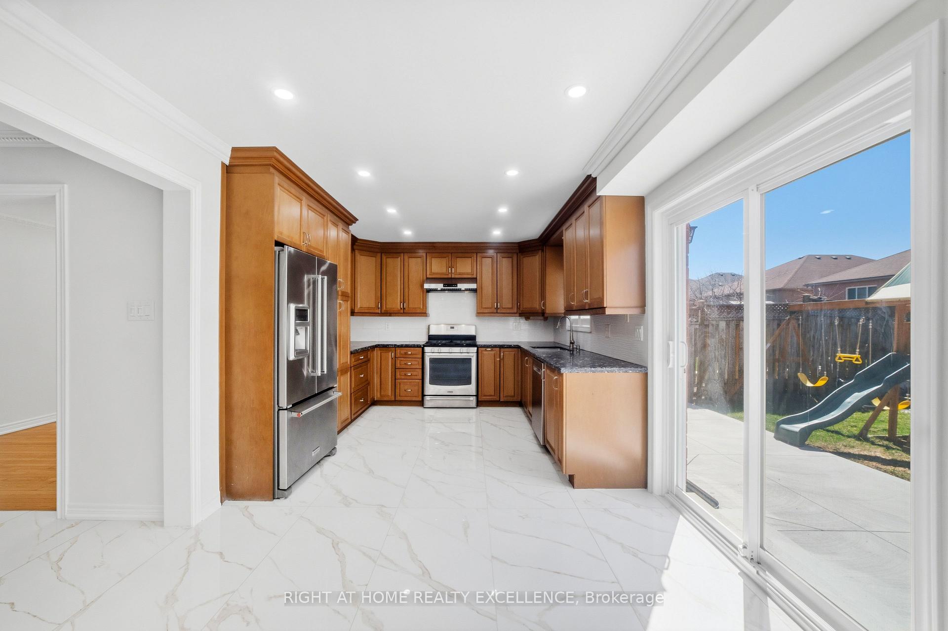 Photo 10 of Unit Main & Upper Level, 16 Whitford Court, Brampton, Sandringham-Wellington — HOMEH