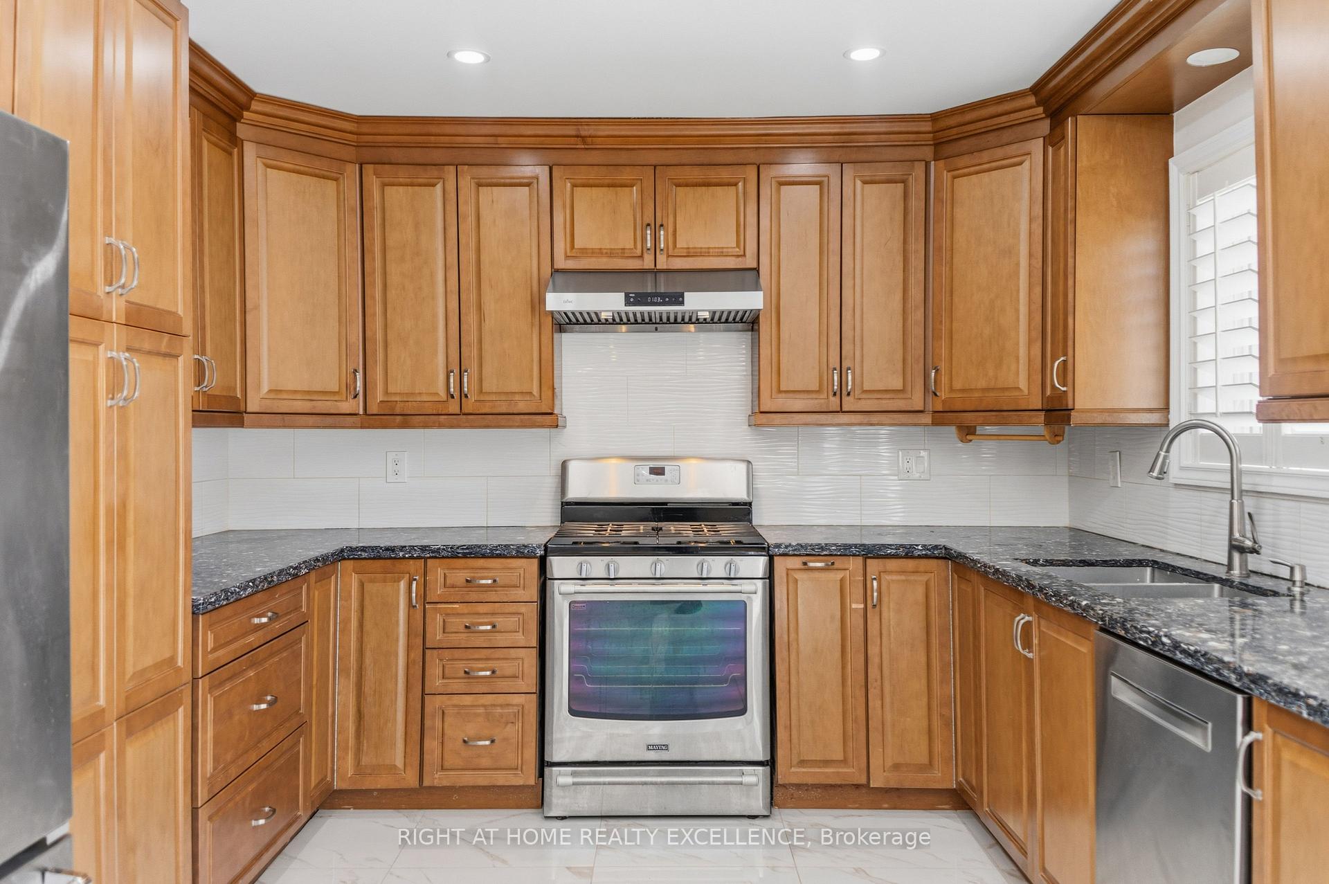 Photo 11 of Unit Main & Upper Level, 16 Whitford Court, Brampton, Sandringham-Wellington — HOMEH