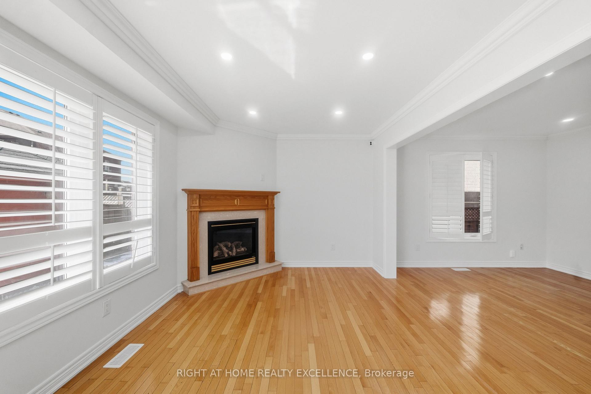 Photo 13 of Unit Main & Upper Level, 16 Whitford Court, Brampton, Sandringham-Wellington — HOMEH