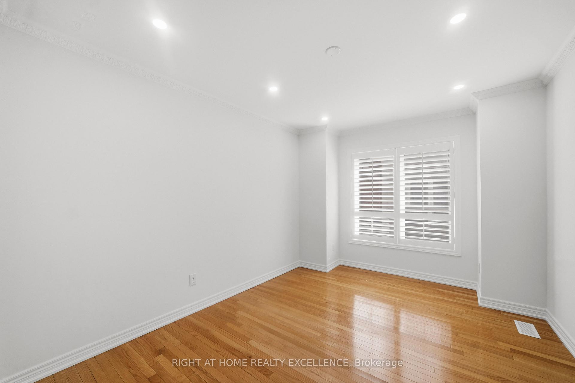 Photo 15 of Unit Main & Upper Level, 16 Whitford Court, Brampton, Sandringham-Wellington — HOMEH