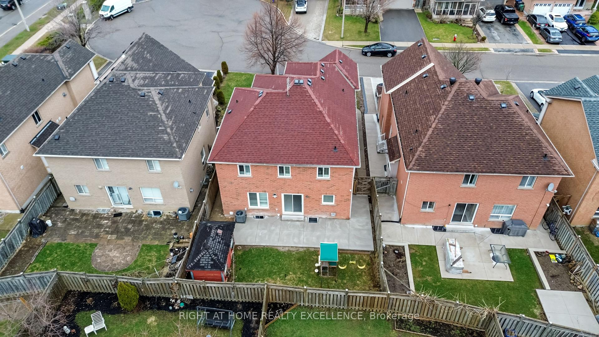 Photo 32 of Unit Main & Upper Level, 16 Whitford Court, Brampton, Sandringham-Wellington — HOMEH