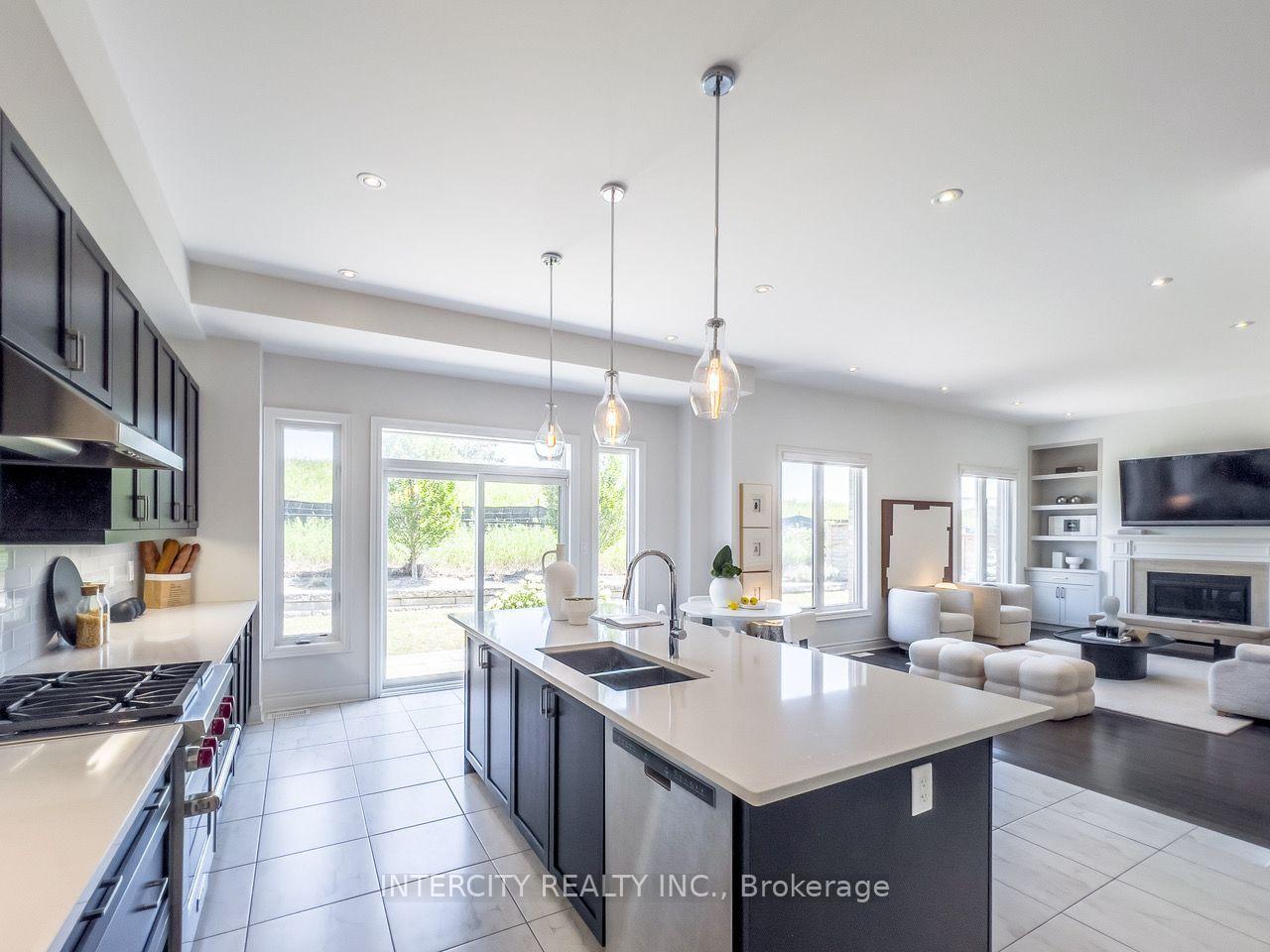 Photo 8 of 35 Cedarpoint Court, Vaughan, Patterson — HOMEH