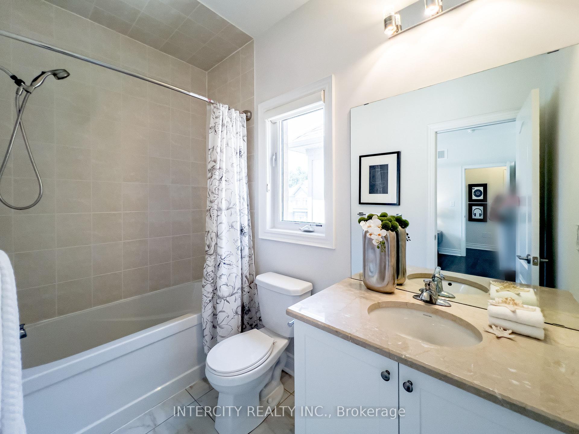 Photo 23 of 35 Cedarpoint Court, Vaughan, Patterson — HOMEH